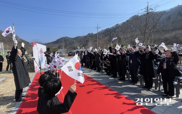 12일 가평군 북면 목동리 3·15 항일운동 기념비 경내에서 열린 ‘제107주년 삼일절 기념 가평 의병 3·15 항일운동 기념식’에 참석한 서태원 군수, 김경수 군의회 의장 및 의원 등 참석자들이 김우일 광복회 가평군지회장의 선창에 맞춰 ‘대한 독립 만세’를 외치고 있다. 가평 의병 3·15 항일운동은 1919년 3월 15·16일 이틀간 전개된 독립만세운동으로 북면 목동리 시발로 가평 일대에서 3천200여 군민이 군청 앞에 운집해 독립만세를 외치며 일제에 항거한 비폭력 거사다. 가평/김민수기자 kms@kyeongin.com