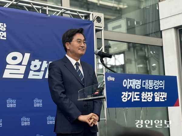 김동연 경기도지사가 12일 안양역에서 “절박한 심정으로 경기도지사 선거에 출마한다”며 6·3 지방선거 출마를 공식화했다. 2026.3.12 /이영지기자 bbangzi@kyeongin.com