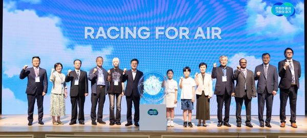 2일 오후 경기신용보증재단에서 열린 2025 청정대기 국제포럼에서 김동연 경기도지사, 강금실 기후대사, 김시용 경기도의회 도시환경위원장 등 참석자들이 세리머니 후 기념촬영을 하고 있다. 2025.9.2 /경기도 제공