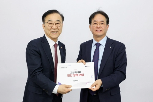 이동환 고양시장이 김윤덕 국토교통부 장관을 만나 광역교통망 혁신 등 고양 주요 현안 과제를 전달하고 있다. /고양시 제공