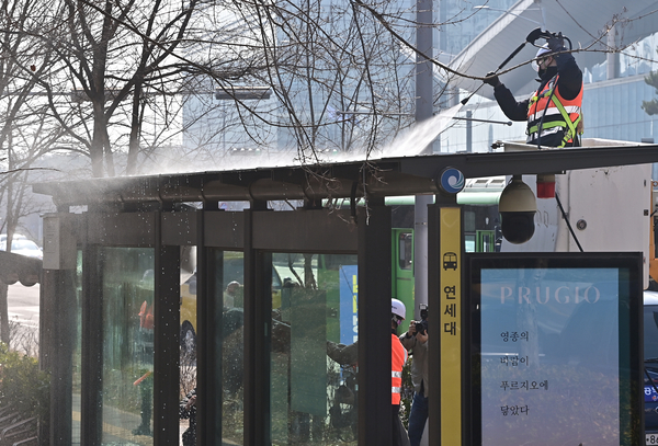 겨울 때 빼는 버스정류장