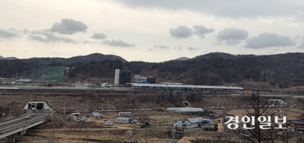 경춘선 전철 개통후 가평읍 달전리 일원이 옹벽 및 성토 법면으로 단절돼 지역 고립화 심화됐다는 볼멘 소리가 나온다. 사진은 토공 방식으로 시공될 예정인 제2경춘국도 가평역사 구간 북측 부지. 가평/김민수기자 kms@kyeongin.com