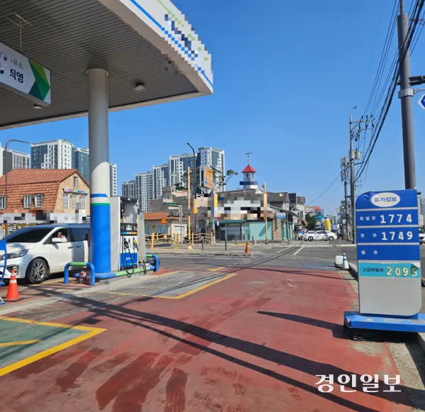 13일 석유 최고가격제 첫 날 화성시의 한 주유소. 휘발유 가격이 1천774원에 표시돼 있다.2026.3.13 /김지원기자 zone@kyeongin.com