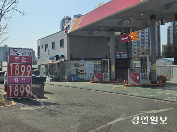 13일 석유 최고가격제 첫 날 화성시의 한 주유소. 휘발유와 경유 모두 1천899원에 표시돼 있다.2026.3.13 /김지원기자 zone@kyeongin.com