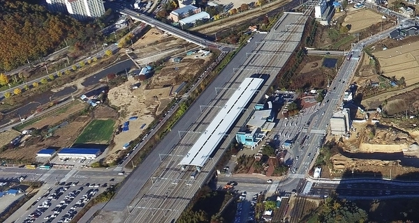 경춘선 전철 개통 후 가평읍 달전리 일원이 단절된 가운데, 철도 왼쪽 편에 높이 15ｍ·길이 270m의 옹벽·토공 방식으로 제2경춘국도가 조성될 예정이다. 사진은 경춘선 가평역사. /가평군 제공