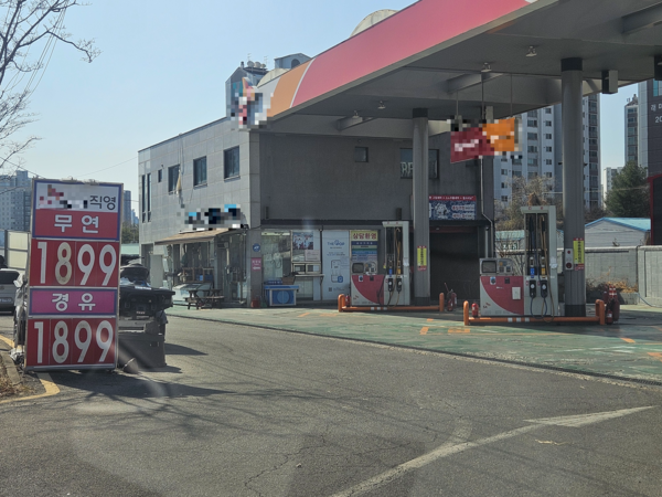 “상한제라더니 그대로네” 주유소 가격표 앞 소비자 ‘한숨’