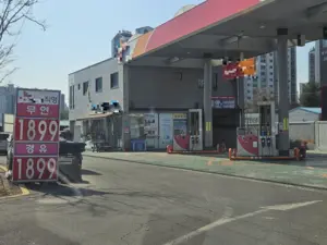 올릴 땐 쭉쭉 내릴 땐 찔끔… 석유 최고가격제 첫날 체감은 ‘글쎄’