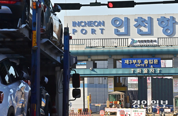 지난해 감소했던 인천항 컨테이너 물동량이 올해 들어 다시 증가세를 보이는 것으로 나타났다. 선적을 앞둔 수출 차량이 인천항 제3부두로 진입하는 모습. /경인일보DB