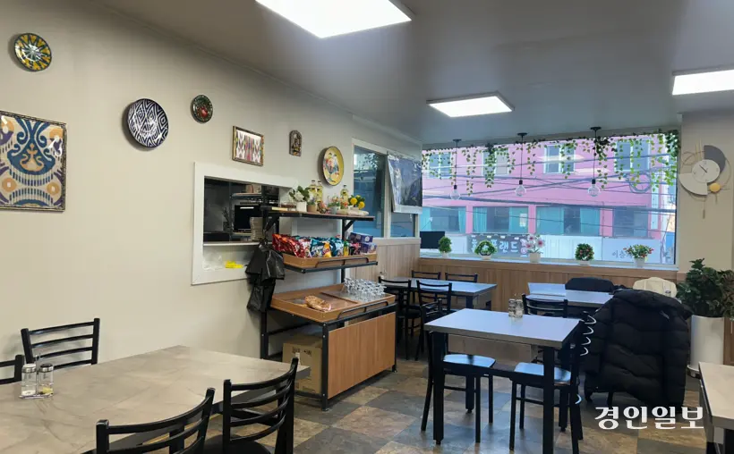 가게 벽면을 둘러싼 예쁜 접시가 조용한 분위기와 잘 어울린다. 우즈베키스탄 어느 식당에 있는 기분이 들었다. /일벌이기 클럽