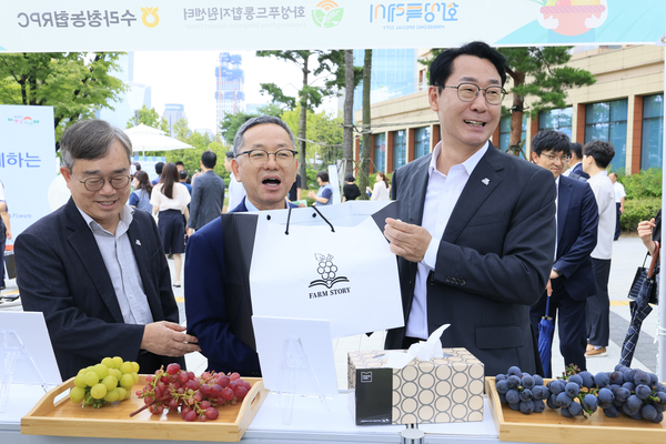 정명근(오른쪽) 화성시장과 조승문(왼쪽) 화성부시장이 국회에 마련된 직거래 장터에서 화성송산포도를 홍보하고 있다. 2025.9.4 /화성시 제공