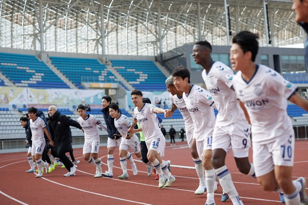 프로축구 K리그2 수원FC 선수단이 14일 김해종합운동장에서 열린 하나은행 K리그2 2026 3라운드 김해FC와의 원정 경기에서 승리한 뒤 팬들과 기뻐하고 있다./한국프로축구연맹 제공