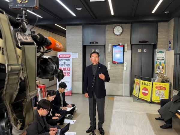 13일 오후 서울 여의도 국민의힘 중앙당사에서 당내 현안으로 기자회견을 하고 있는 유정복 인천시장. 2026 3.13 /유정복 인천시장 페이스북 갈무리