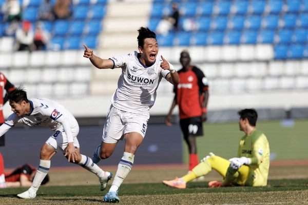 프로축구 K리그2 수원FC 이현용이 14일 김해종합운동장에서 열린 하나은행 K리그2 2026 3라운드 김해FC와의 원정 경기에서 막판 결승골을 터뜨리고 기뻐하고 있다./한국프로축구연맹 제공