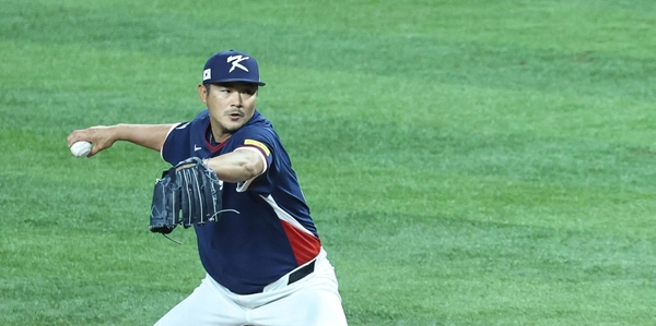 14일(한국시간) 미국 플로리다주 마이애미 론디포파크에서 열린 월드베이스볼클래식(WBC) 대한민국 대 도미니카공화국 준준결승전. 2회말 교체된 한국 노경은이 역투하고 있다. /연합뉴스