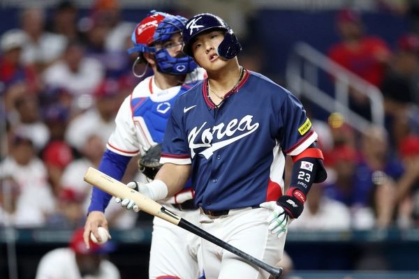14일(한국시간)  미국 플로리다주 마이애미 론디포파크에서 열린 월드베이스볼클래식(WBC) 대한민국 대 도미니카공화국 준준결승전. 7회 초 무사 1루 때 한국 안현민이 삼진 아웃 당한 후 허탈한 표정을 짓고 있다. /연합뉴스
