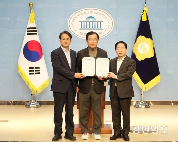 이동환 고양시장, 이현재 하남시장, 주광덕 남양주시장 등 3개 기초자치단체장이 13일 오후 국회 소통관에서 기자회견을 열고 ‘신도시 광역교통 문제’ 해결을 촉구하면서 공동건의문을 펼쳐 보이고 있다. 2026.3.13 하남/문성호기자 moon23@kyeongin.com