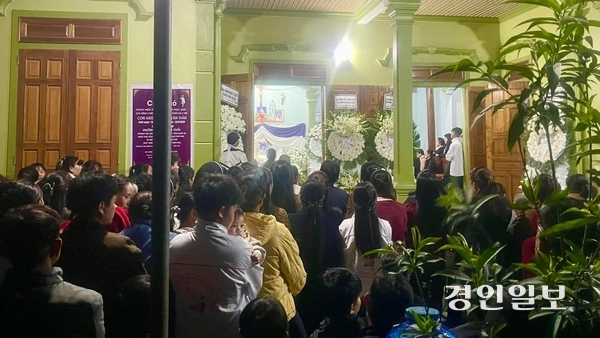 베트남 응에안 현지에 마련된 뚜안씨 빈소에 가족과 이웃, 마을 주민들이 모여 고인을 추모하고 있다. /유족 제공