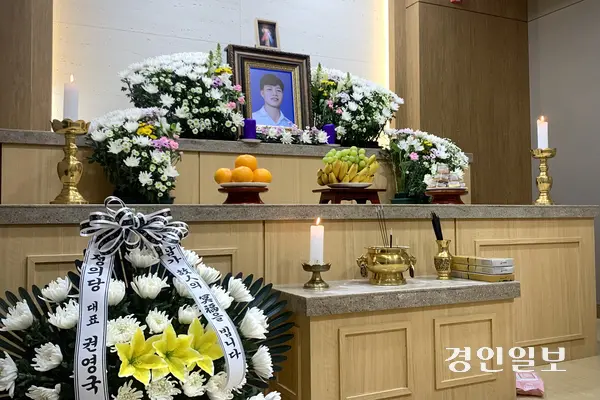 13일 경기도의료원 이천병원 장례식장에 마련된 뚜안씨의 빈소. 국내에 머물고 있는 친척과 친구들이 장례식장을 지키고 있었다. 2026.3.13 /유혜연기자 pi@kyeongin.com