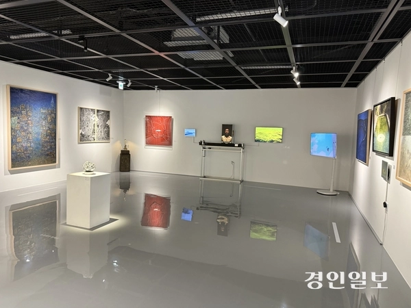 오는 19일 개막 준비에 한창인 우리미술관 개관 기념 특별전 ‘우리미술관 소장품전’ 모습. 2026.3.13 /박경호기자 pkhh@kyeongin.com