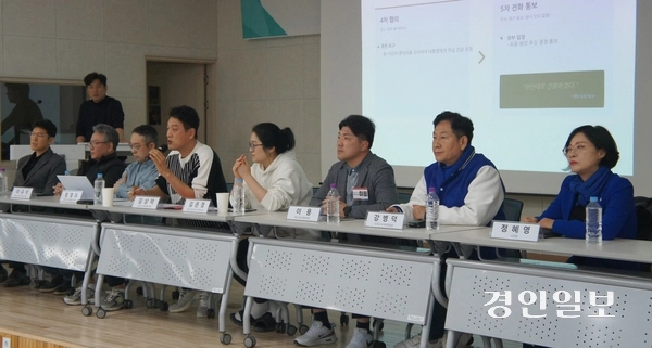 14일 오후 감일동행정복지센터 대강당에서 주민 200여명이 참석한 가운데 ‘동서울변환소 증설 관련 주민총회’가 열리고 있는 가운데 5자 협의체 패널들이 주민들의 의견을 듣고 있다. 2026.3.14 하남/문성호기자 moon23@kyeongin.com