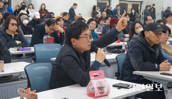 14일 오후 감일동행정복지센터 대강당에서 주민 200여명이 참석한 가운데 ‘동서울변환소 증설 관련 주민총회’가 열리고 있는 가운데 한 감일동 주민이 의견을 발표하고 있다. 2026.3.14 하남/문성호기자 moon23@kyeongin.com