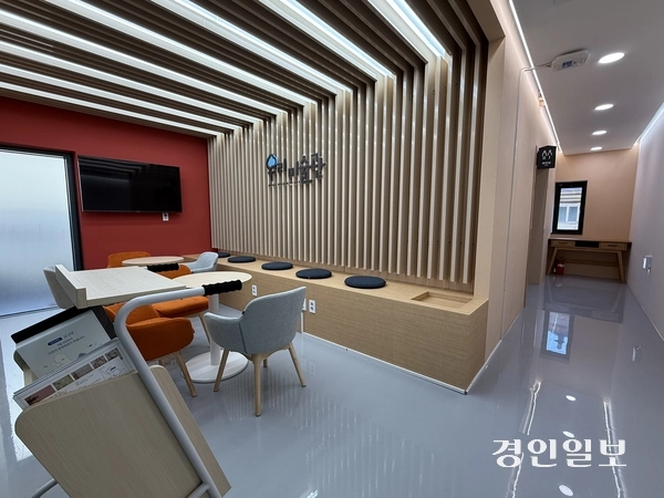 오는 19일 개관을 앞둔 우리미술관 내부 휴식 공간 모습. 2026.3.13 /박경호기자 pkhh@kyeongin.com