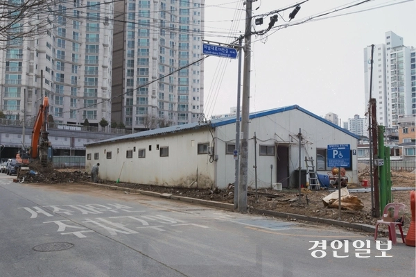 대한체육회가 지난해 하남시와 무상 재임대 여부를 놓고 첨예하게 의견 대립을 빚었던 신장동 체육용지(옛 신장테니스장) 경계에 설치된 EGI 펜스를 철거하고 메쉬 펜스를 설치하는 보수공사를 진행하고 있다. 2026.3.15 하남/문성호기자 moon23@kyeongin.com