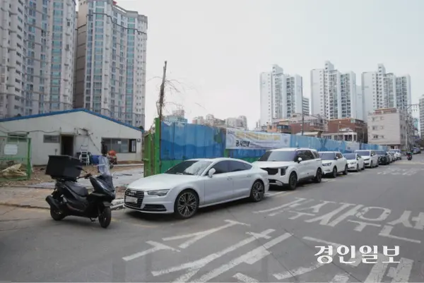 대한체육회가 지난해 하남시와 무상 재임대 여부를 놓고 첨예하게 의견 대립을 빚었던 신장동 체육용지(옛 신장테니스장) 경계에 설치된 EGI 펜스를 철거하고 메쉬 펜스를 설치하는 보수공사를 진행하고 있다. 2026.3.15 하남/문성호기자 moon23@kyeongin.com