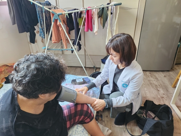 고양시가 노인 돌봄 방문의료서비스를 추진하고 있다. /고양시 제공