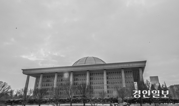 사진은 국회의사당 전경. /경인일보DB
