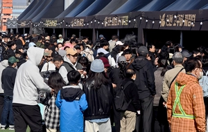 오라는 관광객은 안오고 ‘지역축제’ 돈만 쏠린다
