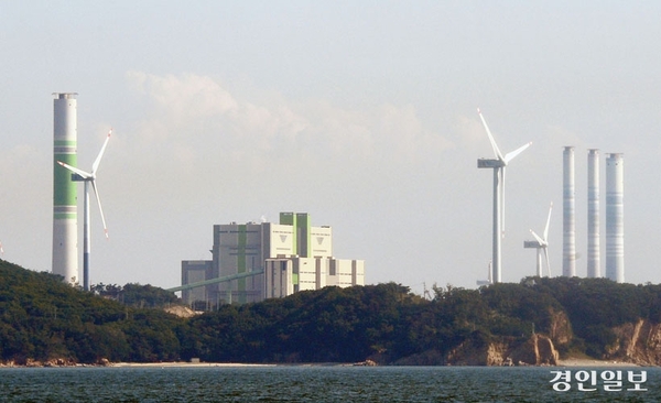 영흥화력발전소 내 풍력발전기들. /경인일보DB