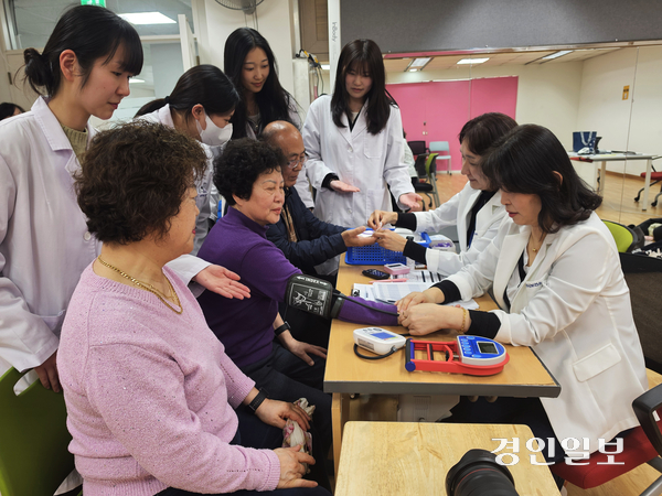 12일 양주시보건소에서 ‘어르신 건강관리사업’ 참여자들이 사전 검진을 받고 있다. 이날 서정대학교 간호학과 실습생들(왼쪽 첫째줄)이 검진을 도왔다. 2026.3.12 양주/최재훈기자 cjh@kyeongin.com