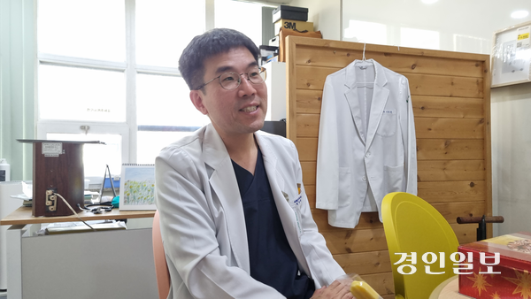 정형준 원진녹색병원장은 건강보험의 보장성을 강조하며 “노년기 기본적인 생활을 보장하기 위한 기초연금이 의료비로 지출되는 상황은, 보장률을 높이지 않으면 해결이 안된다. 건강보험 보장률이 낮다는 것은 민영보험으로 해결하라는 것인데, 중산층 이하는 대응이 불가하다”고 말했다. 2026.3.13 구리/권순정기자 sj@kyeongin.com