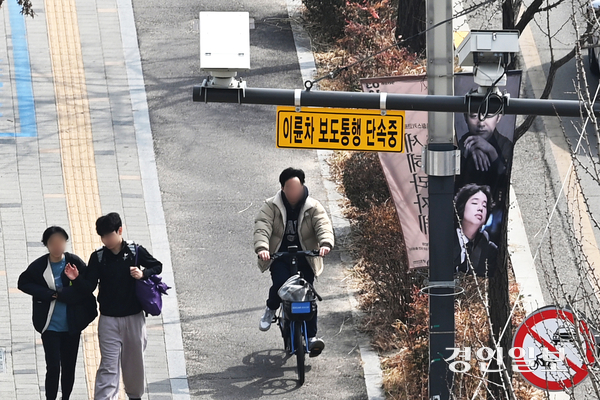 경찰청이 인도로 통행하는 이륜차 등을 단속하기 위해 무인 장비 시범 운영을 실시한 16일 수원시청앞에 단속장비가 설치돼 있다. 2026.3.16 /최은성기자 ces7198@kyeongin.com