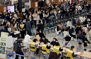 [포토] 천원주택 입주 신청 북새통