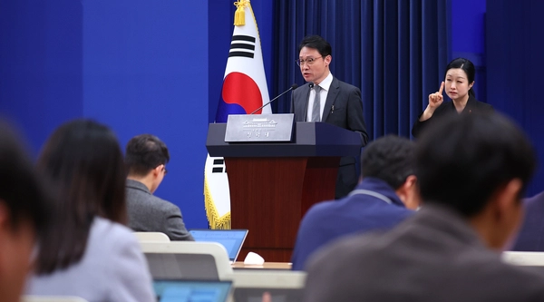 이규연 청와대 홍보소통수석이 16일 청와대 춘추관에서 스토킹 범죄 대응 관련 브리핑을 하고 있다. 2026.3.16 /연합뉴스