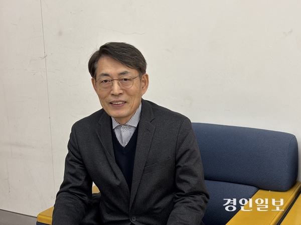 서순탁 경제정의실천시민연합 공동대표가 지난 16일 서울시립대학교에서 경인일보와의 인터뷰를 통해 “경기도의 가장 큰 현안은 불균형”이라고 꼽았다. 2026.3.16 /이영지기자 bbangzi@kyeongin.com