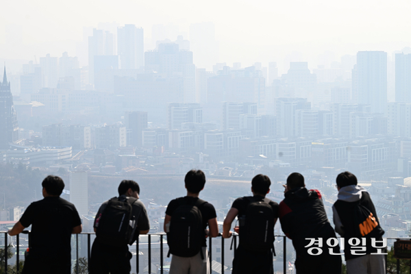 수도권 초미세먼지 비상저감조치가 시행되는 등 미세먼지 농도가 ‘나쁨’ 수준을 보인 17일 수원시 서장대에서 바라본 도심이 뿌옇게 보이고 있다. 이번 미세먼지는 중국에서 발생한 산불로 인해 농도가 짙어진 것으로 분석되며 18일까지 한반도 전역에 영향을 미칠 것으로 기상 당국은 내다봤다. 2026.3.17 /최은성기자 ces7198@kyeongin.com