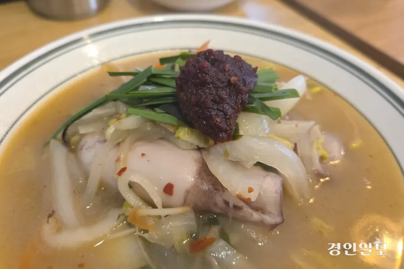 고추기름 베이스의 칼칼한 라조장을 국물에 풀어 맛을 바꿀 수 있다. /황성규기자 homerun@kyeongin.com