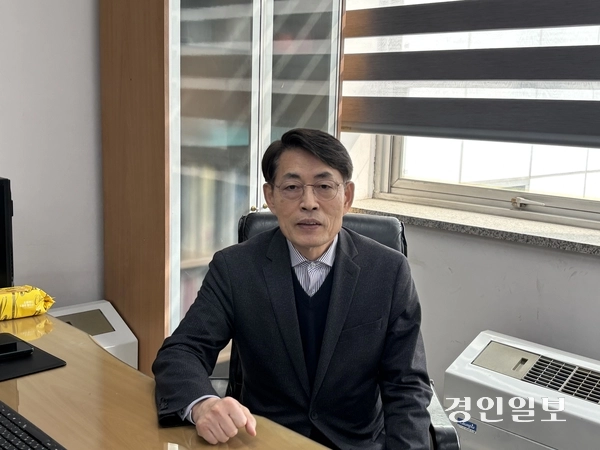 서순탁 경제정의실천시민연합 공동대표가 지난 16일 서울시립대학교에서 경인일보와의 인터뷰를 통해 “경기도의 가장 큰 현안은 불균형”이라고 꼽았다. 2026.3.16 /이영지기자 bbangzi@kyeongin.com