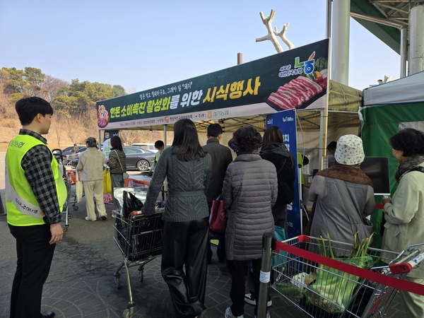 ‘꿀꿀한 농가’ 돈쭐 내러 왔다… 경기농협, 과천 바로마켓 행사