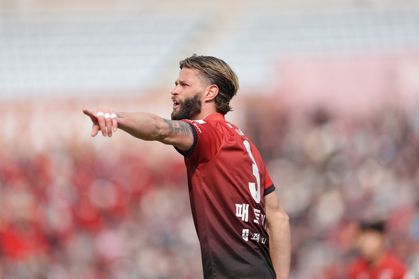 K리그1 부천FC 1995 패트릭이 지난 15일 부천종합운동장에서 열린 울산HD와의 경기에서 선수들 위치를 조정하고 있다./한국프로축구연맹 제공