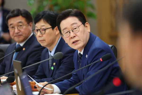 이재명 대통령 “서민 대상 소득 지원 검토해야”