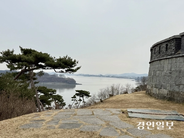 광성보에 있는 손돌목돈대. 신미양요 당시 어재연 장군과 부대원이 강화도를 침략한 미군과 격렬한 전투를 벌인 끝에 순절한 곳이다. 손돌목이 내려다 보인다. 2026.3.11 /박경호기자 pkhh@kyeongin.com