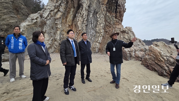 더불어민주당 인천시장 후보 박찬대 의원이 18일 대청도 농어해변을 방문해 유네스코 세계지질공원 지정 현안을 점검했다. 2026.3.18 /김희연기자 khy@kyeongin.com