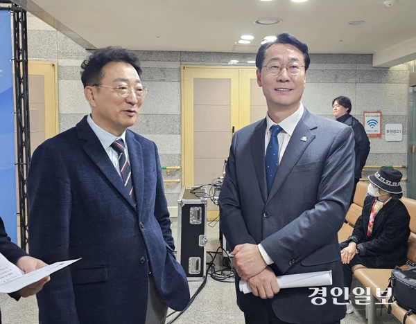 배강욱(왼쪽) 전 화성시장 예비후보가 기자회견장에 참석해 정명근 시장과 대화를 나누고 있다. 2026.3.18 화성/김학석기자 marskim@kyeongin.com