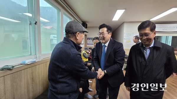 더불어민주당 인천시장 후보 박찬대 국회의원이 18일 대청도 선진동경로당을 방문했다. 2026.3.18 /김희연기자 khy@kyeongin.com