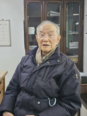 카톡하는 아흔넷 형님 “동생들 건강 제가 챙깁니다”