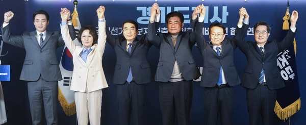 더불어민주당 경기도지사 선거 예비경선 후보인 (왼쪽부터)한준호, 추미애, 양기대, 권칠승, 김동연 예비후보가 지난 15일 서울 영등포구 더불어민주당 중앙당사에서 열린 경기도지사 선거 예비경선 합동연설회에서 소병훈 더불어민주당 중앙당 선거관리위원장(왼쪽 네번째)과 기념촬영을 하고 있다. 2026.3.15 /경기사진공동취재단